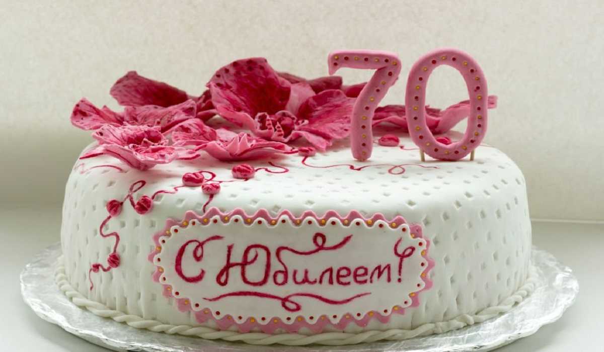 70th Birthday Cake: Celebrating a Lifetime of Achievements